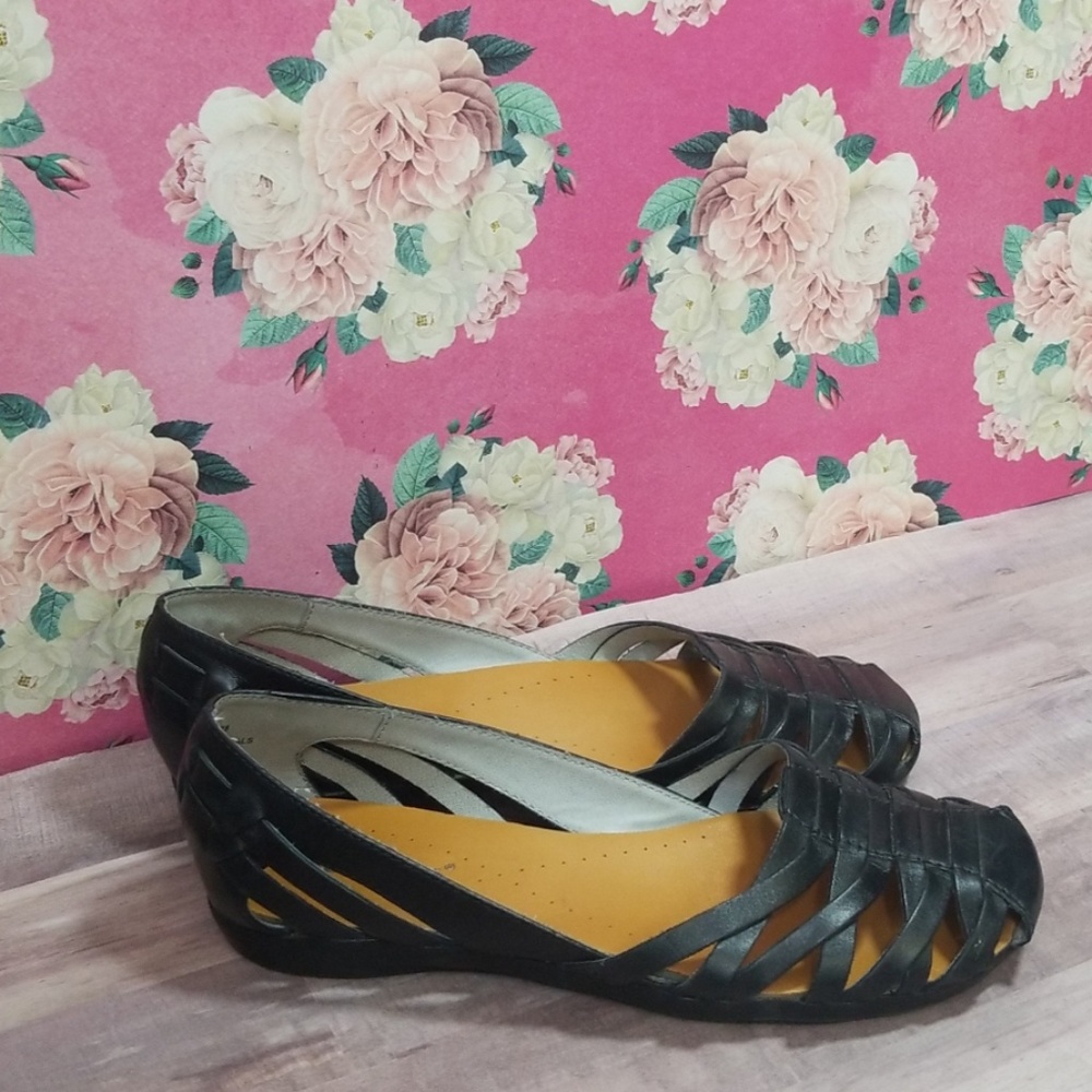 Bare traps black sandles size 8 leather upper